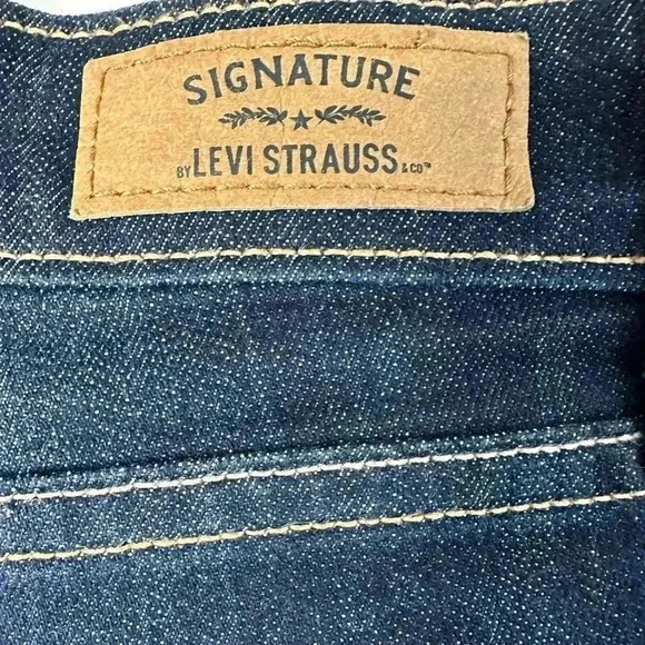 Women's Levi Signature Distress High Rise Denim Short. Size 8 - Picture 6 of 7